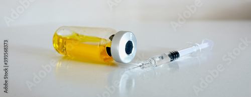 vaccination seringue et fiole sur plan blanc