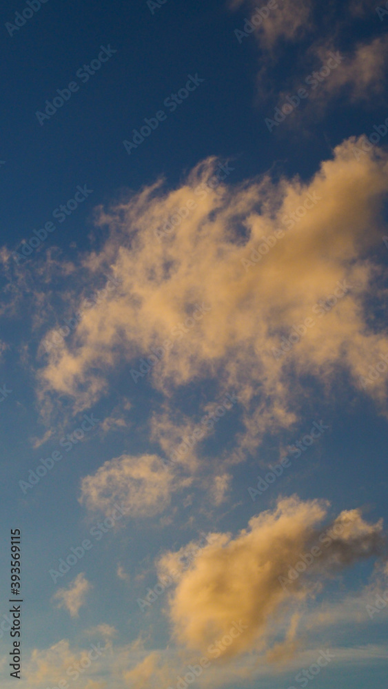 Cumulus fractus se décomposant, pendant le coucher du soleil