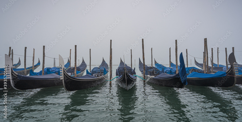 Naklejka premium Gondolas in Venice in the mist