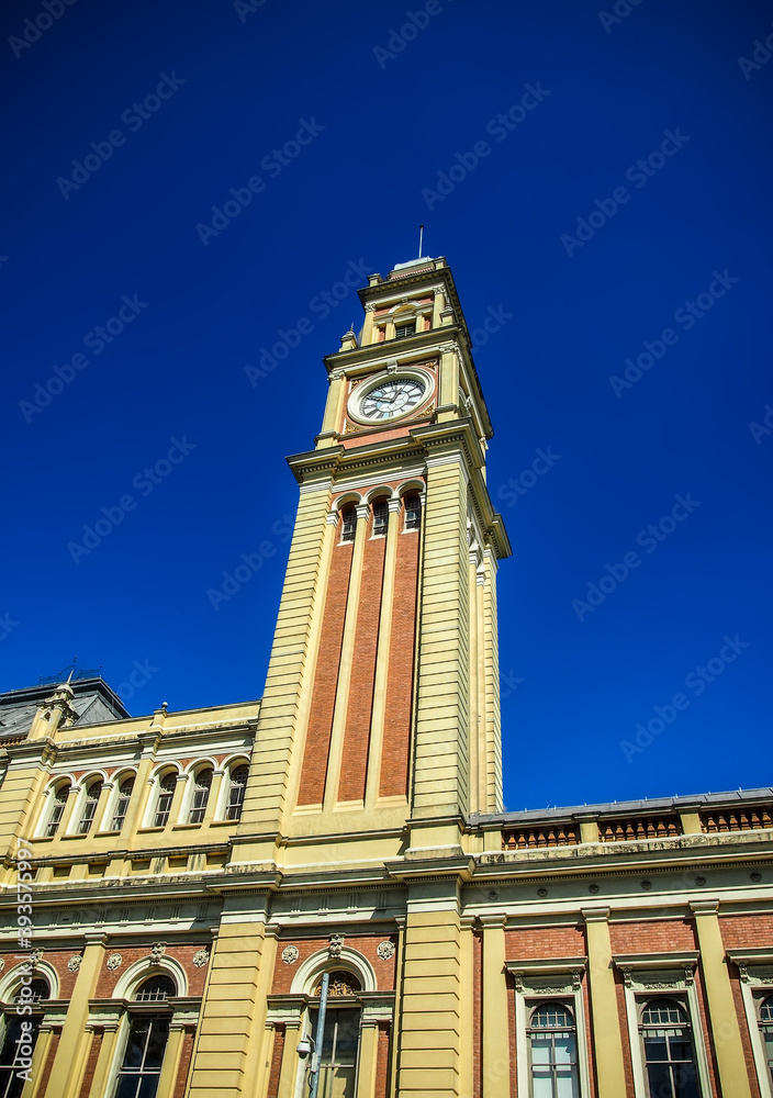 Fototapeta premium View of the clock tower of the Luz station with blue sky