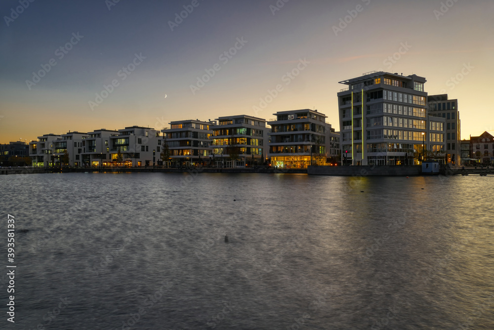Häuser am Phoenixsee in Dortmund bei Sonnenuntergang