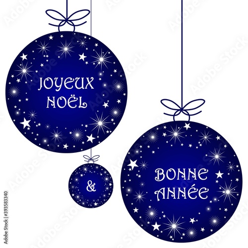 Boules de décoration pour Noël et Nouvel an sur fond blanc 
