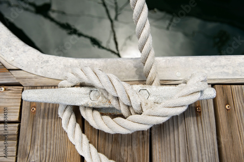 Φωτογραφία Rope tied to a jetty cleat