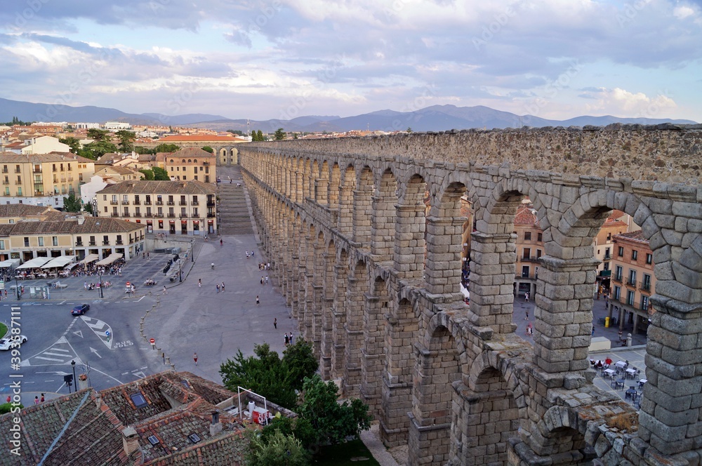 Paisagem superior do aqueduto romano de Segóvia / Espanha