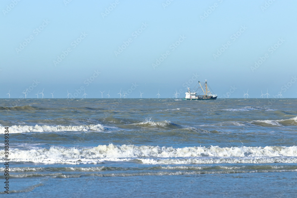 Φωτογραφία Shrimp trawler in the North Sea near to the Netherlands beach; wind turbines fil