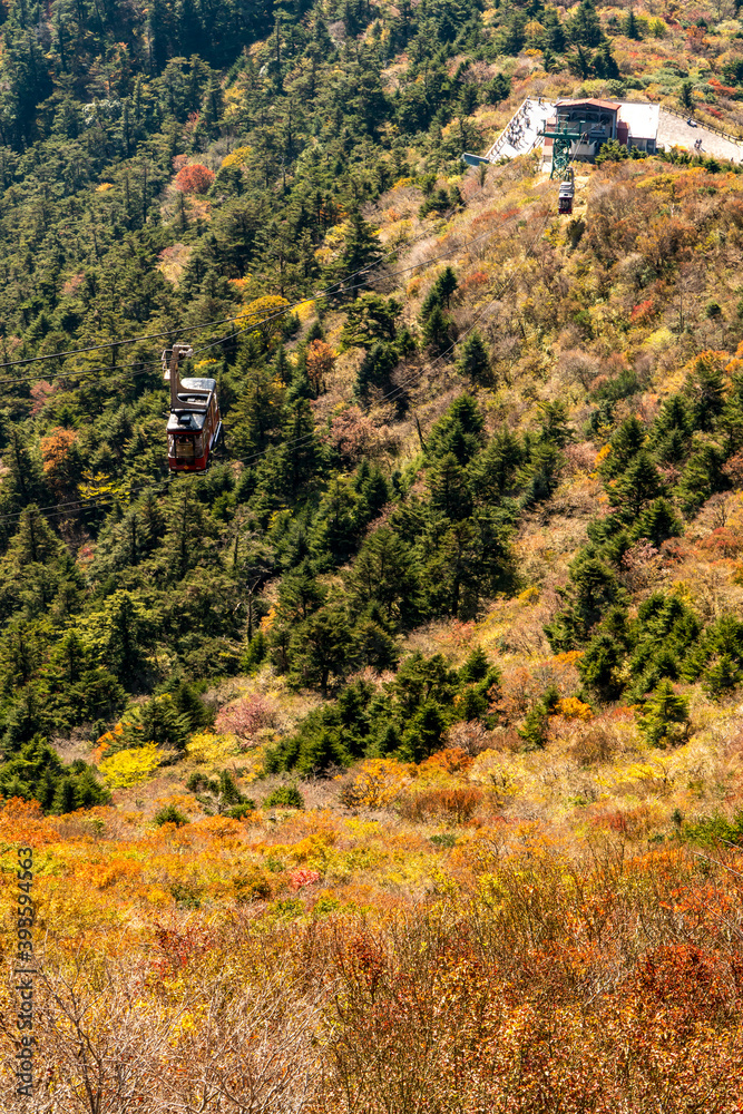 長崎県雲仙市 雲仙仁田峠の紅葉とロープウェイ 長崎県雲仙市 雲仙仁田峠の紅葉とロープウェイ