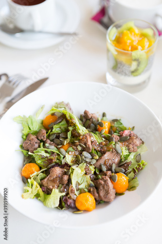 Roast beef salad with pumpkin © Duke