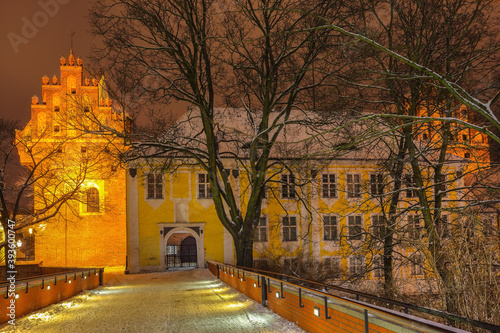 zimowa noc w Olsztynie w północno-wschodniej Polsce