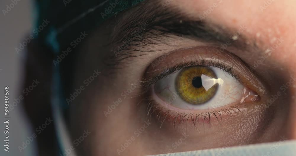 Occhio verde di un medico uomo con mascherina 