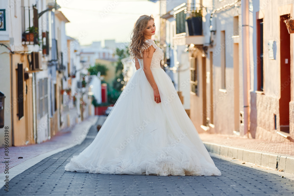 Fototapeta premium Bride walking the streets of the old city