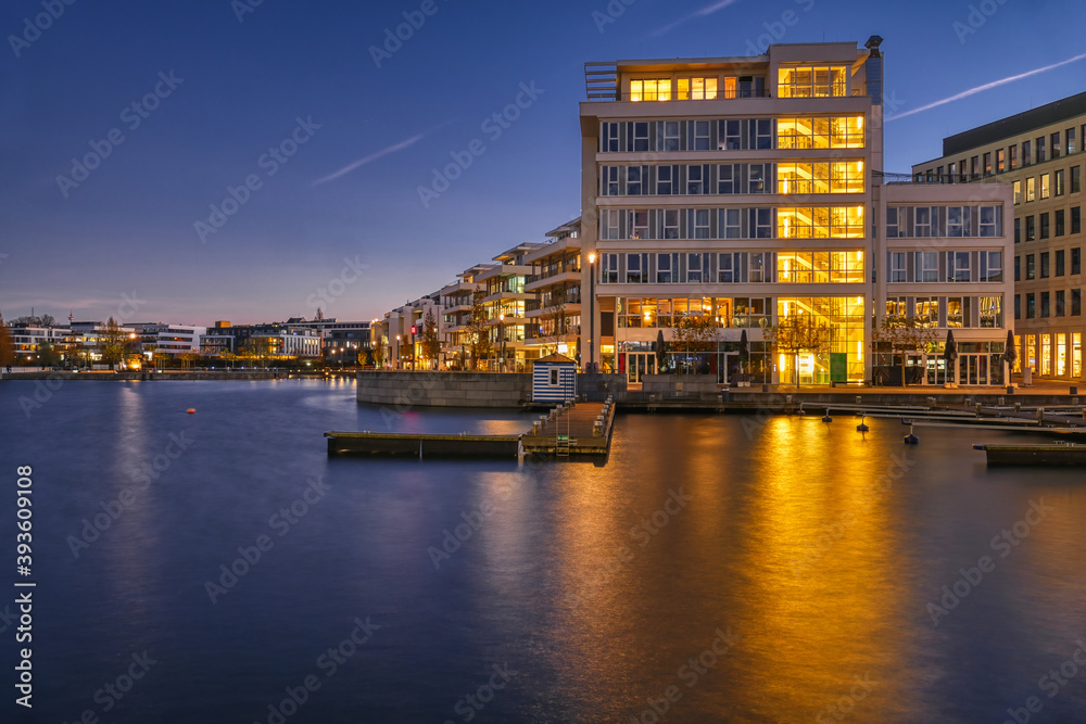 Naklejka premium Promenade am Phoenixsee in Dortmund Hörde