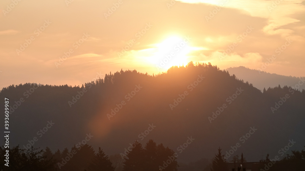 Fototapeta premium Sonnenaufgang über den Bergen