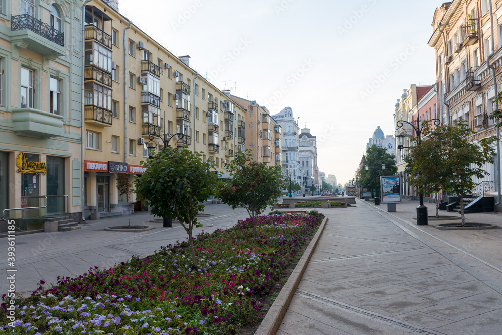 Fototapeta premium Samara. View of the pedestrian part of Leningradskaya street in the early morning. 