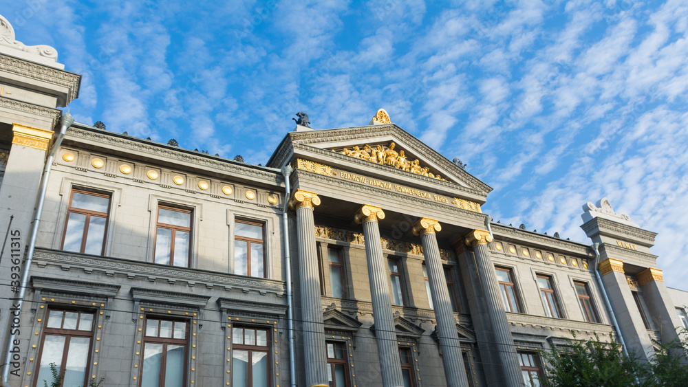 Samara. The building of the art Museum on Kuibyshev street. Former Bank building. The inscription on the building - 