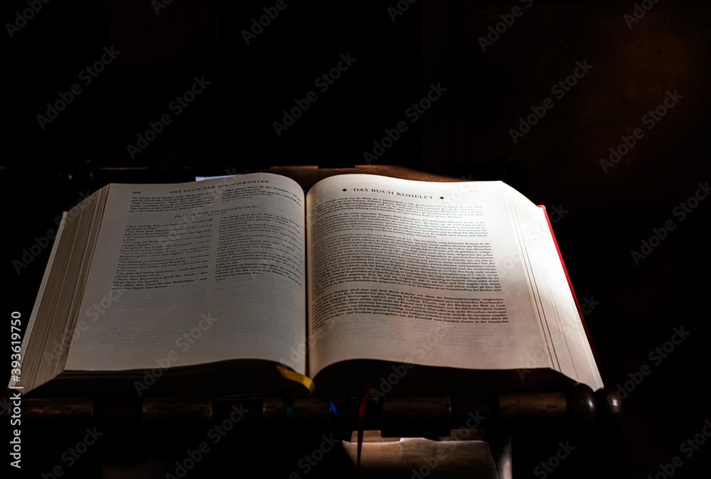Fototapeta premium Bibel in der Kirche