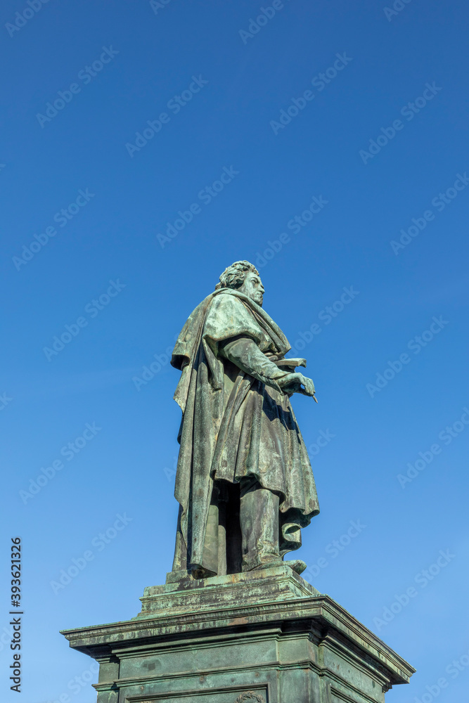 Obraz premium statue of famous composer Ludwig van Beethoven - located on Munsterplatz in the city of Bonn in Germany.