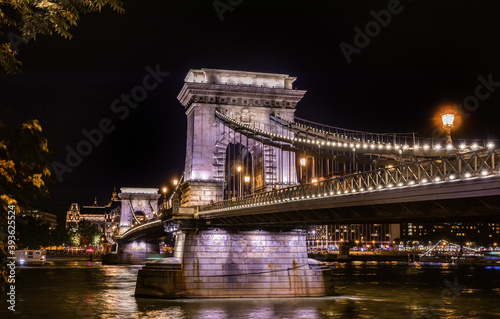 Canvas Print The famous chain bridge in Budapest, Hungary at night.