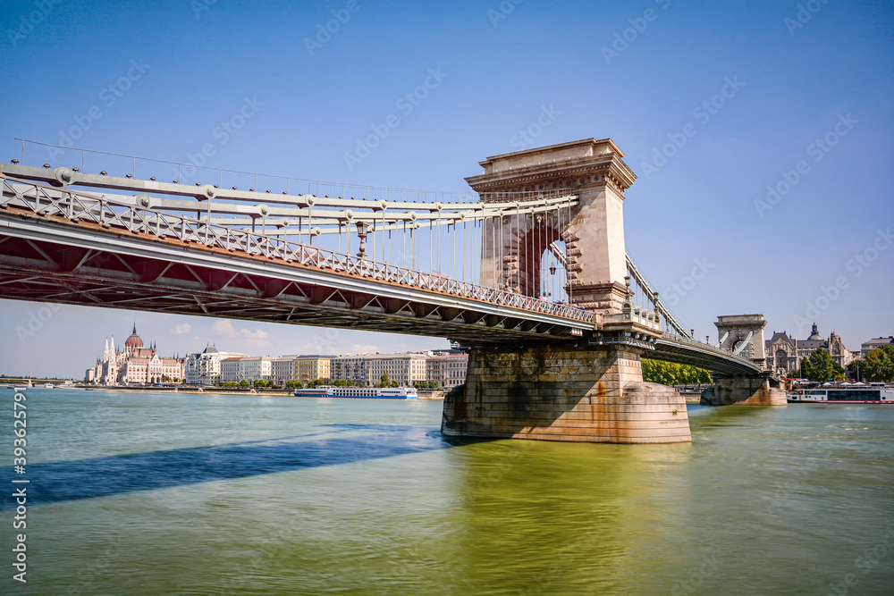 Obraz premium View of the chain bridge in Budapest, Hungary on a sunny day