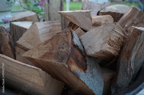 Nahaufnahme von Brennholz für den Kamin
