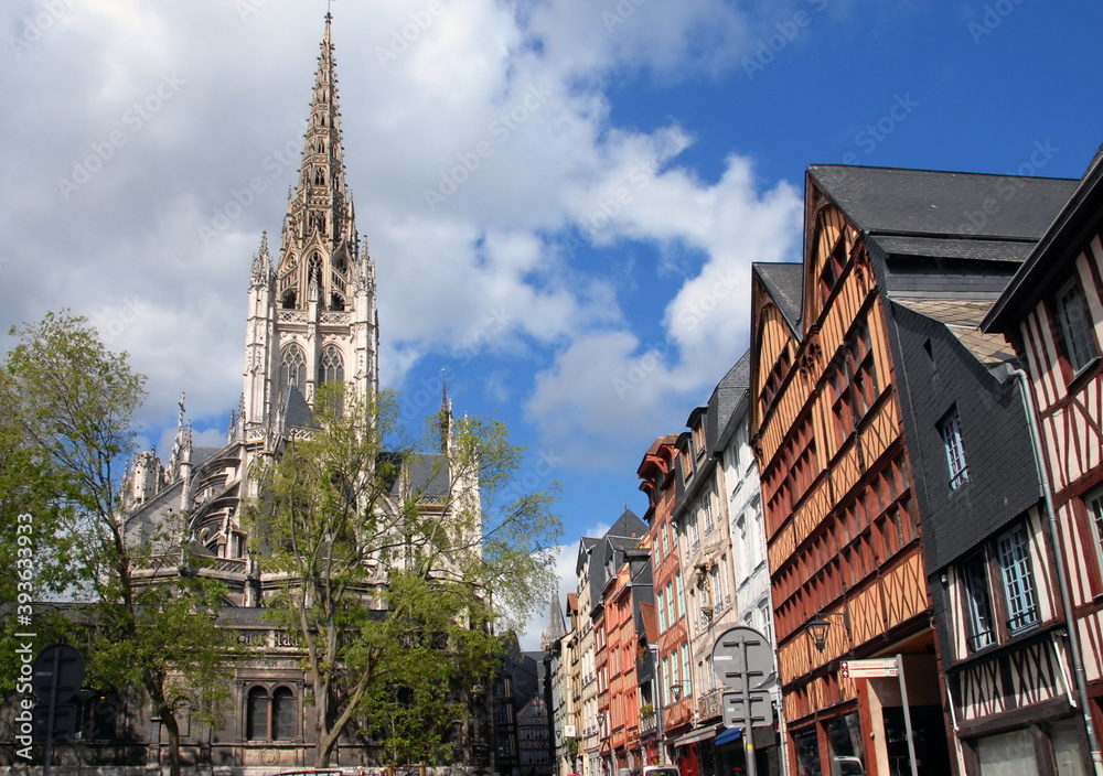 Ville de Rouen, clocher de l'église Saint-Maclou et maisons à colombages du centre historique de la ville, département de Seine-Maritime, France