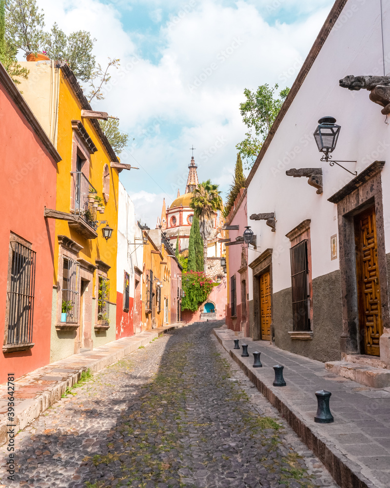 Coloridas casas y calles de San Miguel de Allende en el centro histórico de la ciudad, México