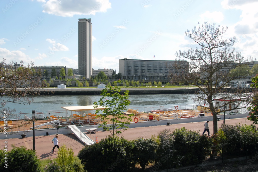 Ville de Rouen, quai de Seine et jardins aménagés, bateau amarré, département de Seine-Maritimes, France
