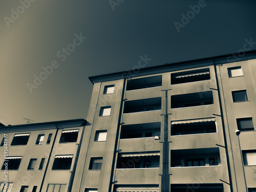 Un palazzo semplice, con finestre quadrate e balconi normali, é il protagonista di questa immagine. Il colore grigio con una tonalità tendente al giallo é perfetto per immortalarlo. photo