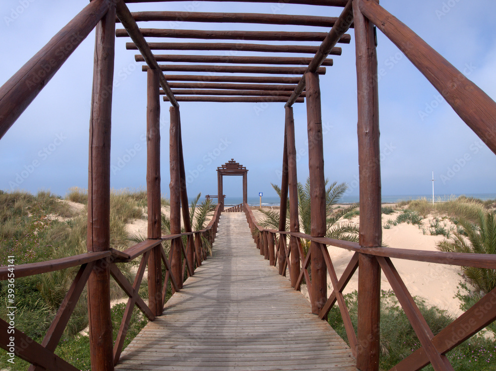 Wooden walkway that gives access to the beach