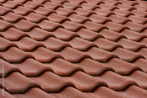Dacheindeckung mit gebrannten Dachziegeln. Thüringen, Deutschland, Europa -- Roof covering with burnt roof tiles. Thuringia, Germany, Roof covering with burnt roof tiles. Thuringia, Germany, Europe