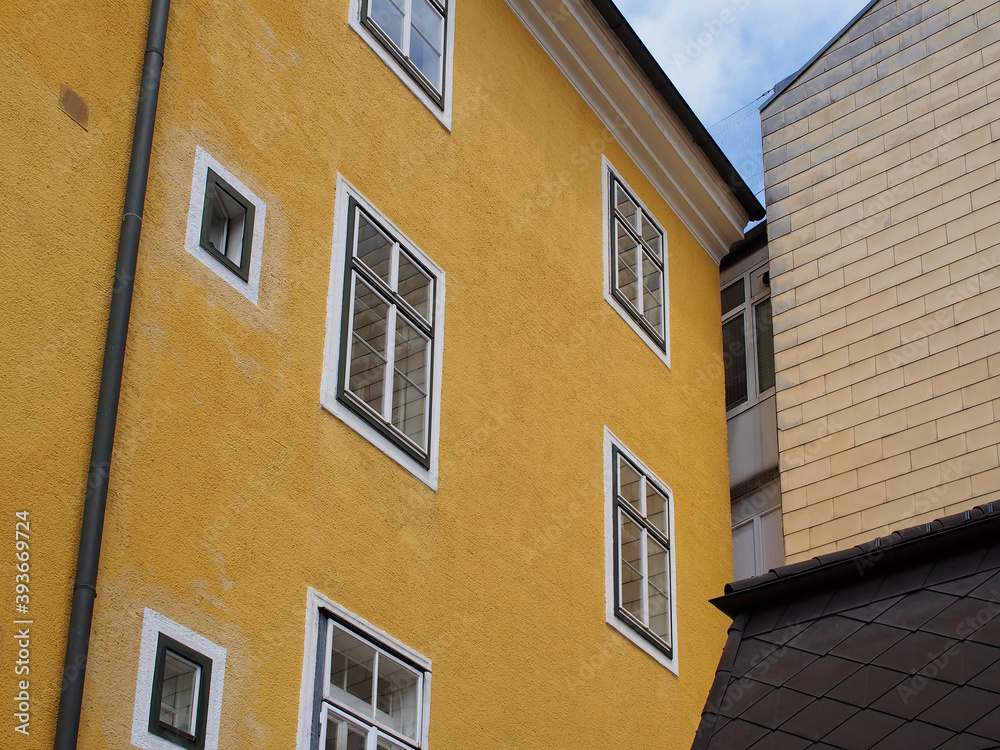 Fototapeta premium Hausfassade - Innenhof mit verwinkelten Gebäuden