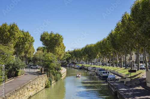Canal de la Robine passes through the city of Narbonne; it connects the Aude and the Mediterranean Sea in the Aude department. Narbonne, Languedoc-Roussillon, France.