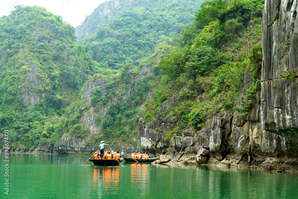 Luon Cave in Halong, eine Tour mit Schlauchbooten durch die schroffen Kalksteinklippen in Nordvietnam.