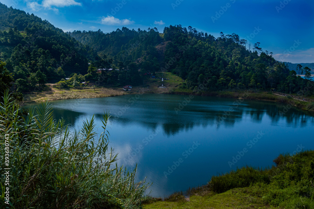 Lago Tziscao en Chiapas es el más grande del Parque Nacional Lagunas de Montebello y se encuentra entre los límites de Guatemala y México.
