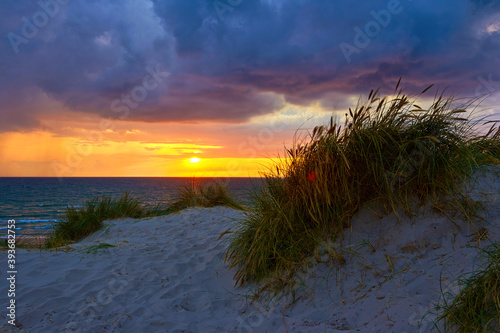 Sonnenuntergang in den Sanddünen an der Küste Dänemark