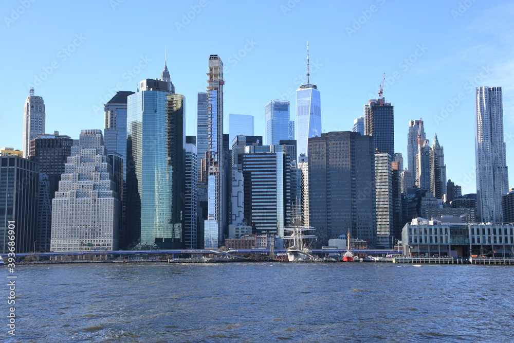 Obraz premium Einen herrlicher Anblick von Brooklyn aus bekommt man auf den Finacial District in Lower Manhattan. Der Big Apple in seiner vollen Pracht und dem East River in New York, USA. 
