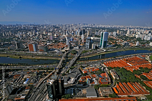 Vista aérea do rio Pinheiros. São Paulo. Brasil © emanuel