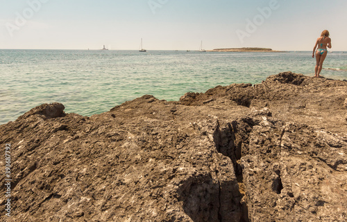 personne sur la plage du cap Kamenjak en Croatie en été