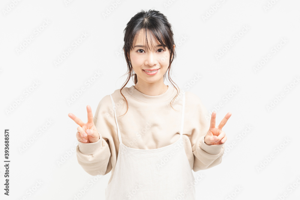 手で数字を示す若い女性 手で数字を示す若い女性
