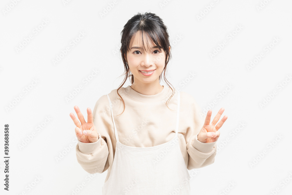 手で数字を示す若い女性 手で数字を示す若い女性