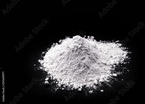 Potassium oxide, whose chemical formula is KO, consists of a white compound consisting of oxygen and potassium.