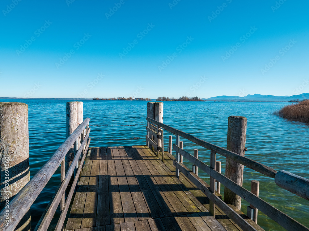 Ausblick auf die Fraueninsel - Herbst auf der Herreninsel am Chiemsee in Bayern