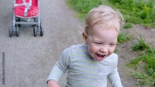 The first steps of the child. Walk in the park. Slow motion.
