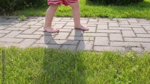 The first steps of the child. Slow motion.