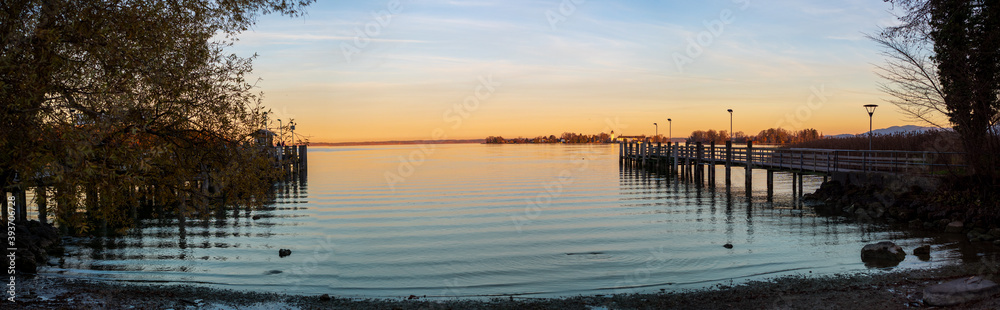 Sonnenuntergang im Herbst am Chiemsee