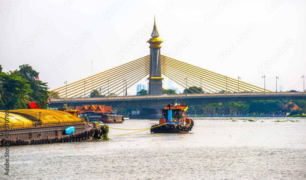 Fototapeta premium Maha Chesadabodindranusorn Bridge on Chao Phraya River in Bangkok, Thailand