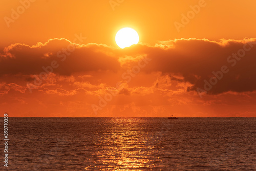 Sunrise, sunset on the sea horizon © Chebix