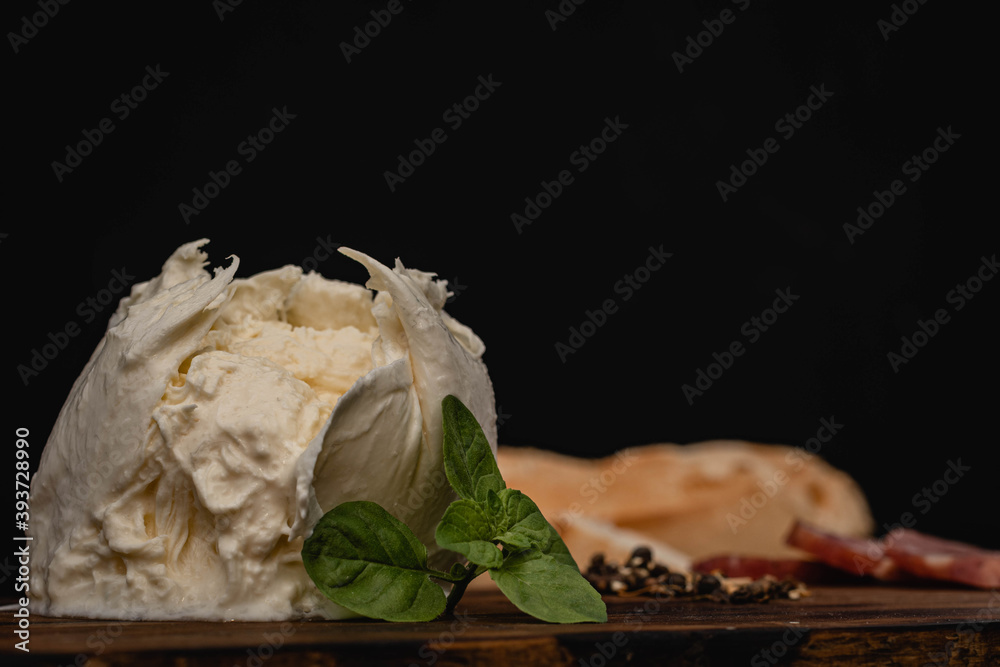 Foto Stock burrata queso tipo italiano de leche crema y mozzarella con  fondo oscuro y lugar para texto cordoba argentina | Adobe Stock