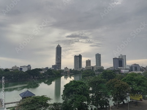downtown city skyline © Chathuranga