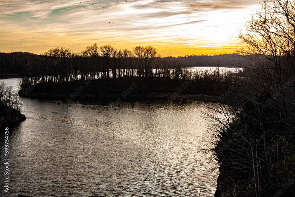 Obraz premium Lake with a beautiful gold sky 