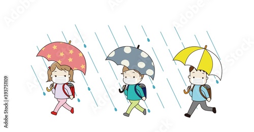 傘を差して学校へ行く子供たち　マスク着用